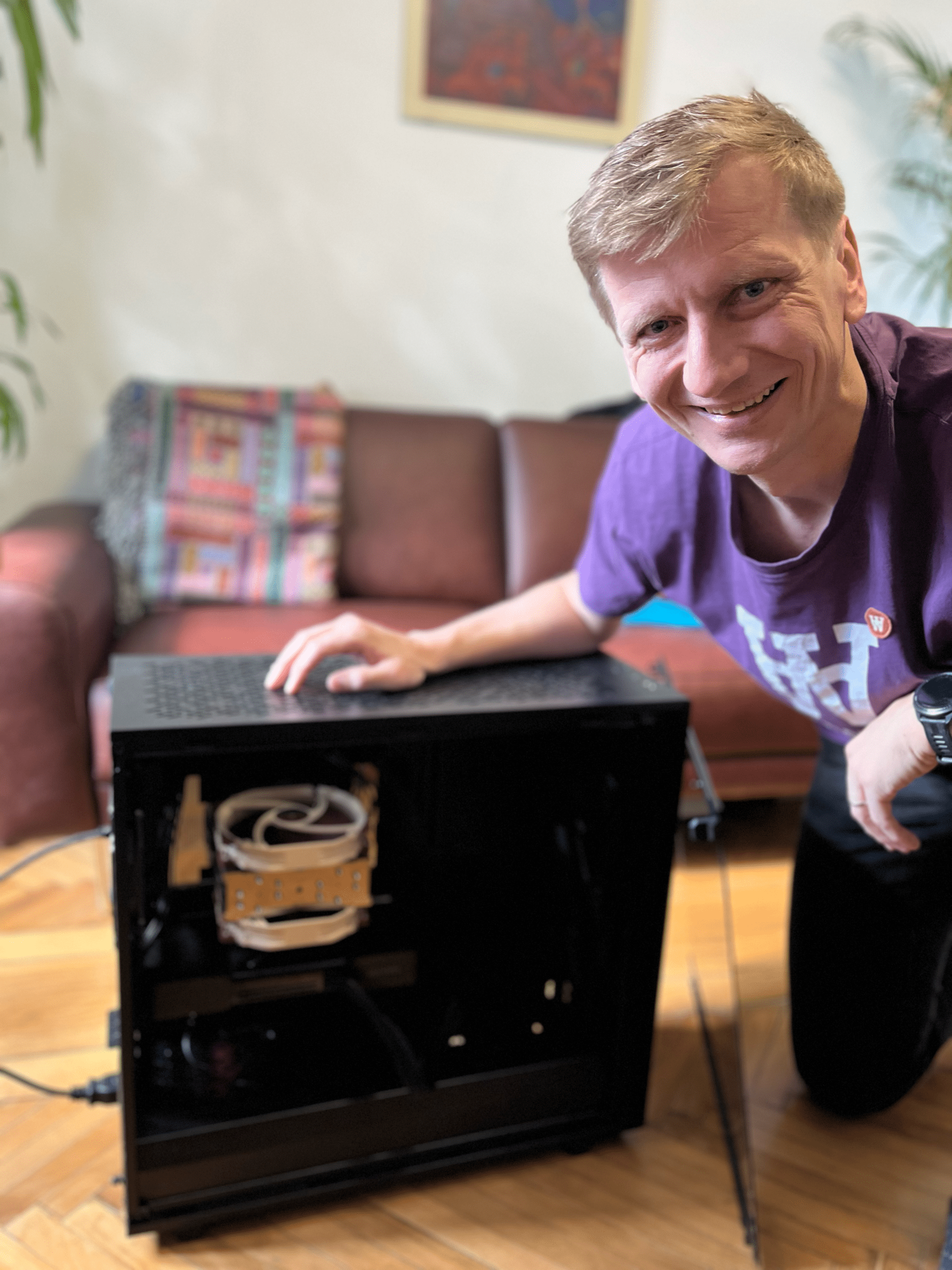 Das Foto zeigt unseren Geschäftsführer Stefan Kraxberger mit Balrog - interne KI.